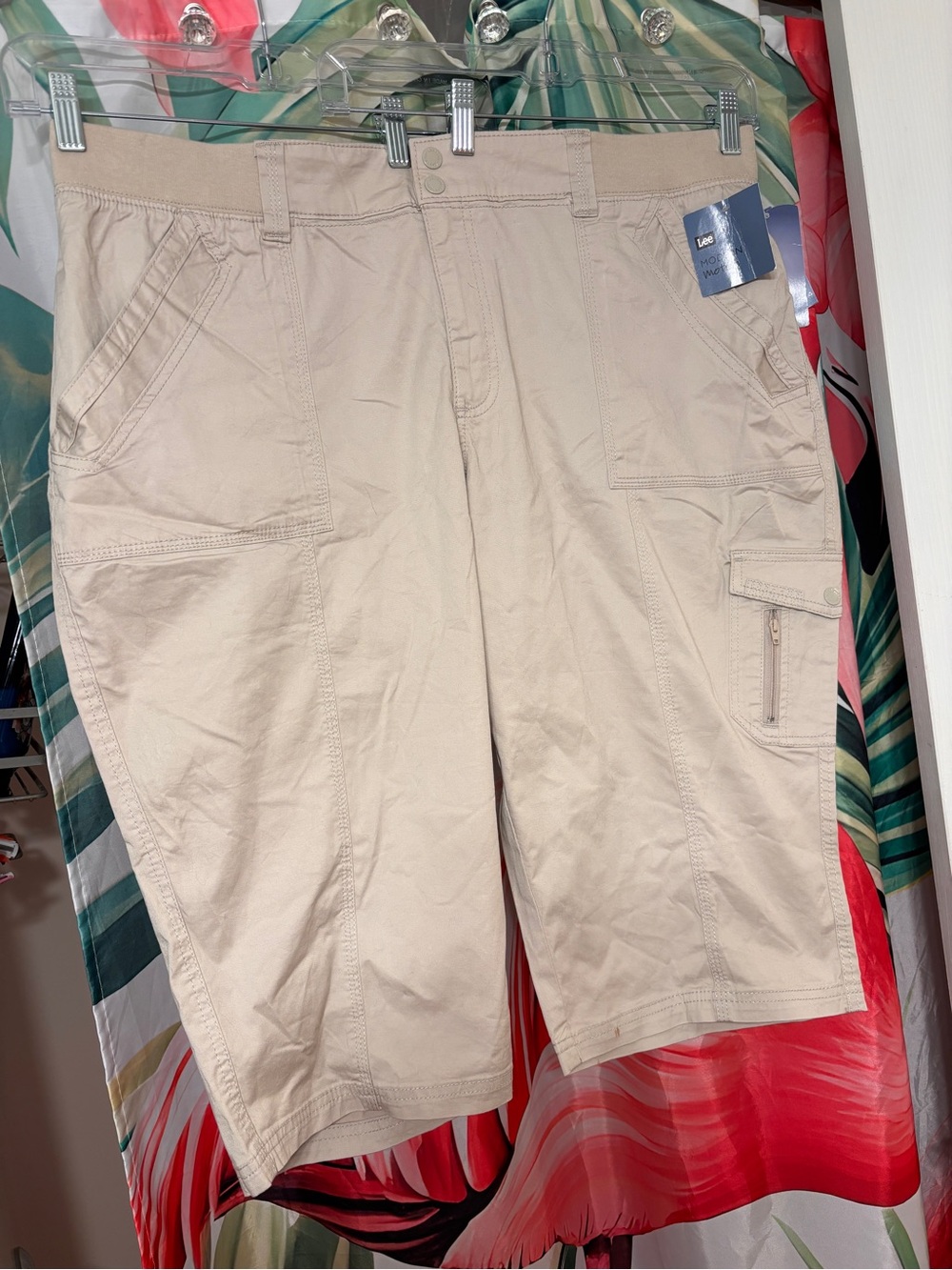 NWT Lee Brand cargo style capris. Woman’s  size 22W